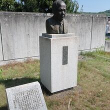 前庭には胸像も