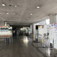 体育館の正面入口を入ってすぐの所