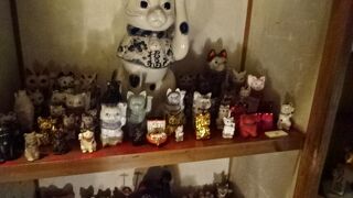 沢山の招き猫ちゃんが無造作に並べられていて、少し見辛い