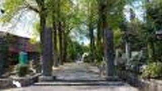 広い境内は荘厳な雰囲気がした。