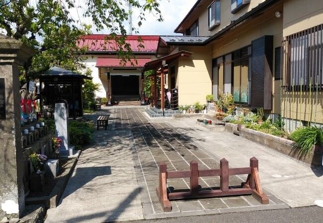 小さな本堂を有する寺院