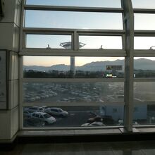 駅舎は空港駐車場の端に有ります。