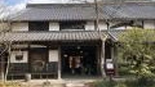 亀の井別荘が運営する土産物店