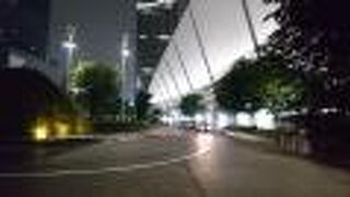 白い屋根が印象的なバスターミナル