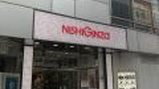 カジュアルなショッピングモール。