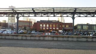 静かな時が過ぎるプラットフォーム