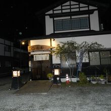 お店は民家風の一軒家です