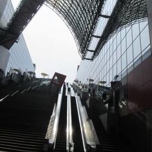 京都駅を降りて大階段を屋上に登るとき右手にありました