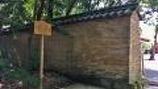 信長が寄進した築地塀