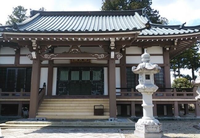 立派な山門と広い境内に歴史を感じた。