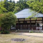 木々の中にあるお寺