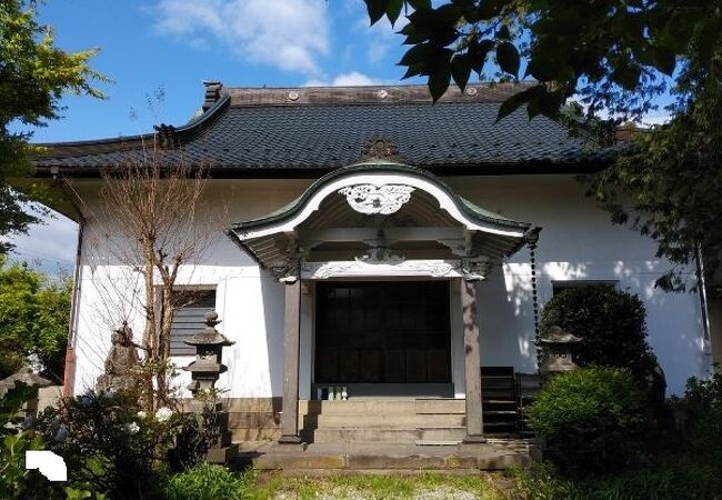 駅から比較的近いところにある寺院