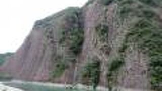 日本最大級の１枚岩は、幅８００ｍ、高さ１５０m