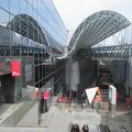 JR京都駅の大階段を上る際に右側に隣接して建っているデパート