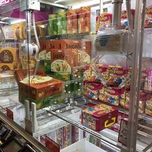 狙うのはお菓子！