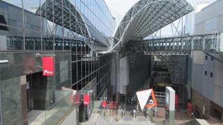 JR京都駅の大階段を上る際に右側に隣接して建っているデパート