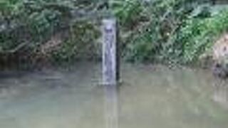 小さな泉に矢の石碑が立っています