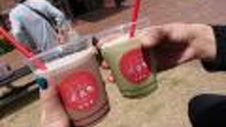 お土産やドリンクを楽しめるスポット