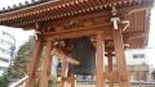 見事な銅鐘が印象的です