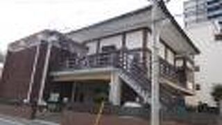 コンクリート造りの近代的なお寺です