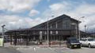 駅の東側は国道19号に面しており、駅の西側に従来からの商店街が形成されています。