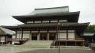 ひときわ立派な大本堂