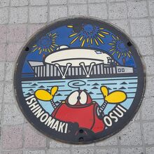 石ノ森萬画館とキャラクターの一つロボコン絵柄のマンホール蓋も
