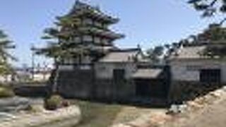 高松城跡月見櫓：月見櫓・水手御門・渡櫓と建物が連なる国の重要文化財