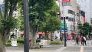 大宮駅西口ソニックシティ前にある公園です。ここ1年近く出没している団子の移動販売に注意です！