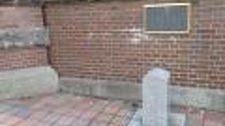 目立たない石碑です