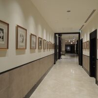 通路　小磯良平画伯の作品がズラリ