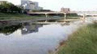 川を渡って岡山城から後楽園