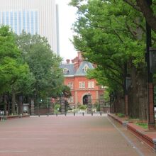 突き当りが赤レンガです