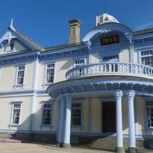 必見の豊平館があります