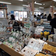 お土産品店では…、