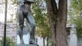 マッチョの像です