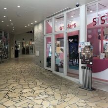 薄暗くて寂しい