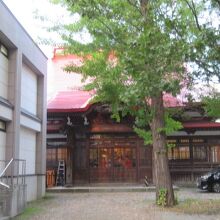 鮮やかな赤い屋根です