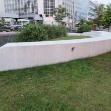 円形のベンチという雰囲気です