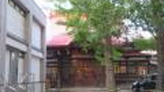 赤がシンボルカラーです