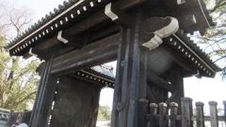 京都地下鉄今出川駅を出たところ北向に建つのが今出川御門で京都御苑の数ある御門の一つ