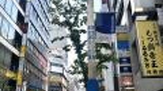 公園横の飲食店街