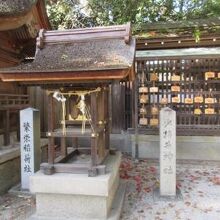 御苑内には所縁の神社などの歴史遺産が数多く残されています。