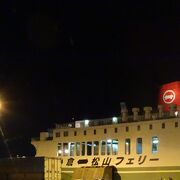 夜の10時ころ出航で、朝の５時ころにつきます