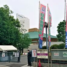 ここから力士が出入りする