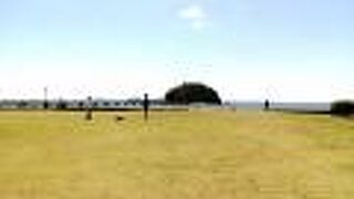 竹島を望む芝生広場