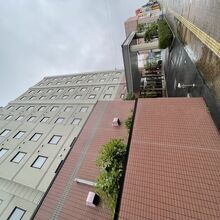 立地は基地のゲート前