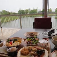 ブッフェ式の朝食　景色を見ながらの食事