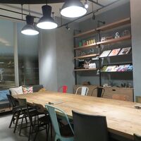 ロビー兼Wi－Fiでパソコンを使ったり食事をしたりできる場所