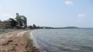 温泉街にあるビーチ